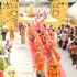 Cette procession met en scène la statue de Bouddha dorée, des moines en robes traditionnelles, et des participants fervents, défilant ensemble dans une puissante démonstration de foi et d'unité. Photo: VNA