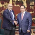 Le Premier ministre vietnamien Pham Minh Chinh (droite) reçoit à Hanoï Ali Ijaz Ahmad, PDG de Makara Capital Partners (Singapour). Photo : VNA.