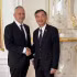 L’ambassadeur du Vietnam en République tchèque Duonng Hoai Nam (droite) et le président du Groupe d’amitié interparlementaire de la République tchèque, Tomas Helebrant. Photo : VNA.