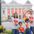 Une famille prend une photo de souvenir à Hanoi à l'occasion du 50e anniversaire de la libération du Sud et de la réunification du pays (30 avril 2025). Photo : VNA.