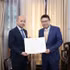 Le directeur du département consulaire, Doan Hoang Minh (à droite), remet le certificat d'acceptation consulaire à Luon Bunvadh, le nouveau consul général du Cambodge à Hô Chi Minh-Ville. Photo : Thanh Long.