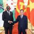 Tran Cam Tu (à droite), membre du Bureau politique et permanent du Secrétariat reçoit le secrétaire général du Conseil national pour la défense de la démocratie - Forces de défense de la démocratie (CNDD-FDD) du Burundi. Photo : VNA.