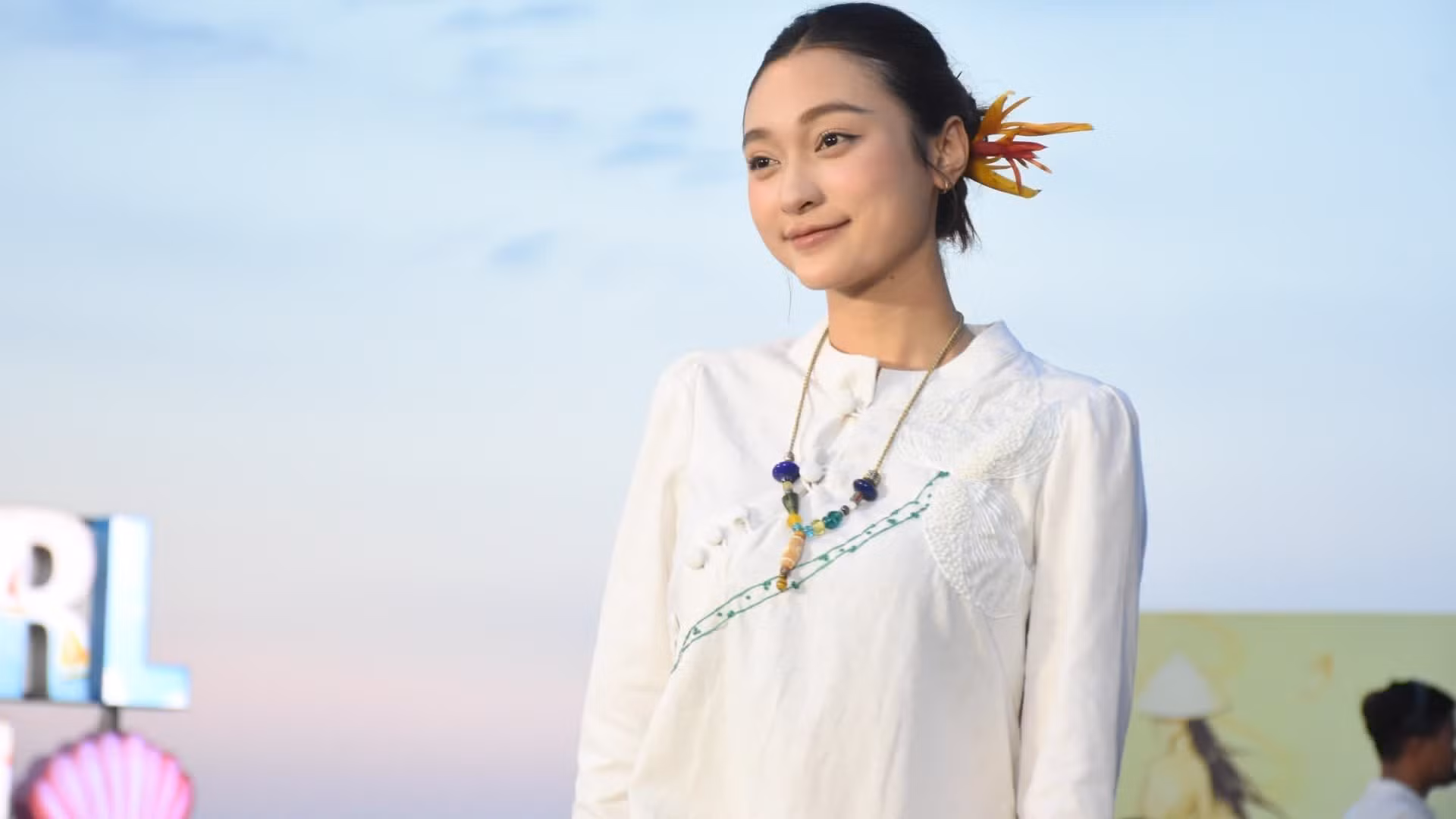 Les motifs de lotus sont entièrement brodés à la main sur les áo dài de la collection.