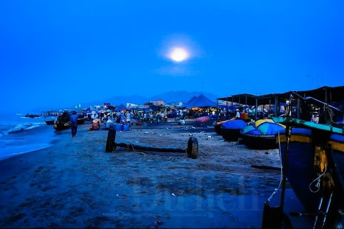 Après la pandémie, le village de pêcheurs de Phuoc Hai a retrouvé toute sa vitalité. Sur la plage, les barques s’animent de nouveau, suivant le rythme des vagues et rejoignant les flotilles de navires, petits et grands, qui s’élancent vers le large. 8.jpg