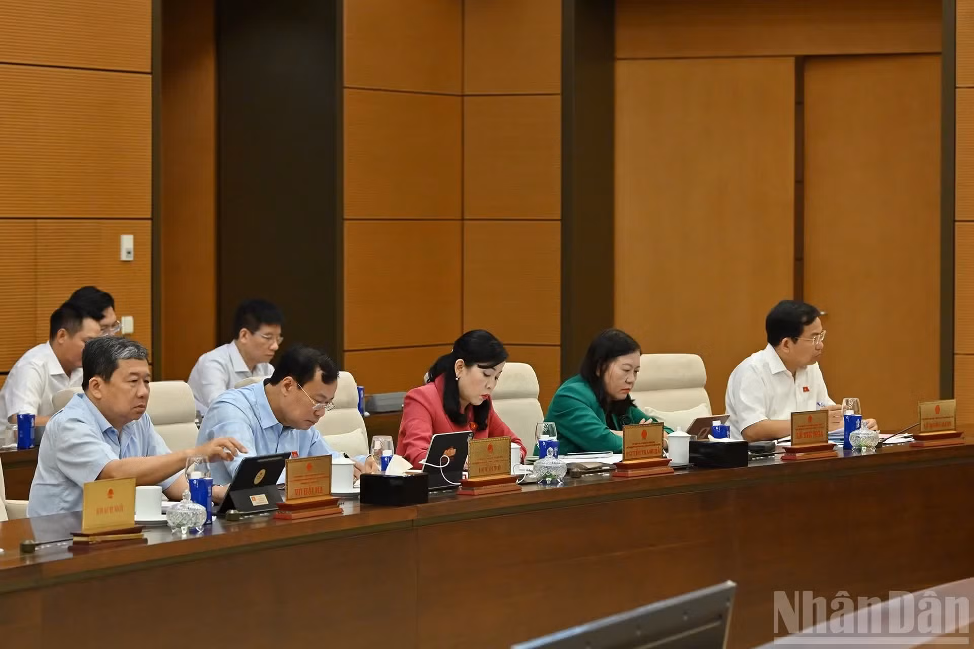 Des membres du Comité permanent de l’Assemblée nationale participent à la session.