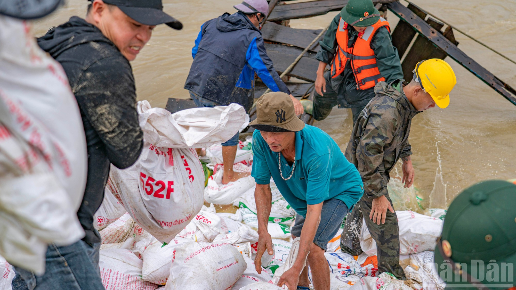 Travail collectif entre autorités et habitants pour sécuriser les zones fragiles. 9.jpg