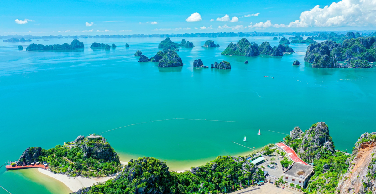 La baie de Bai Tu Long est réputée pour ses îles spectaculaires, ses grottes mystérieuses et ses plages vierges. 7.png