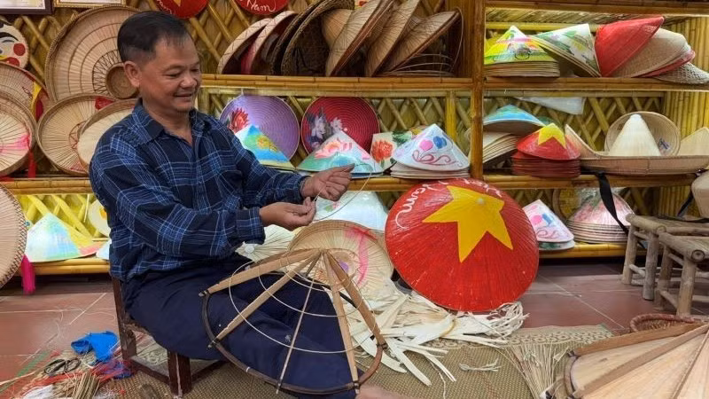 L’artisan Le Van Tuy détache avec minutie les cercles de bambou servant à la confection des chapeaux.