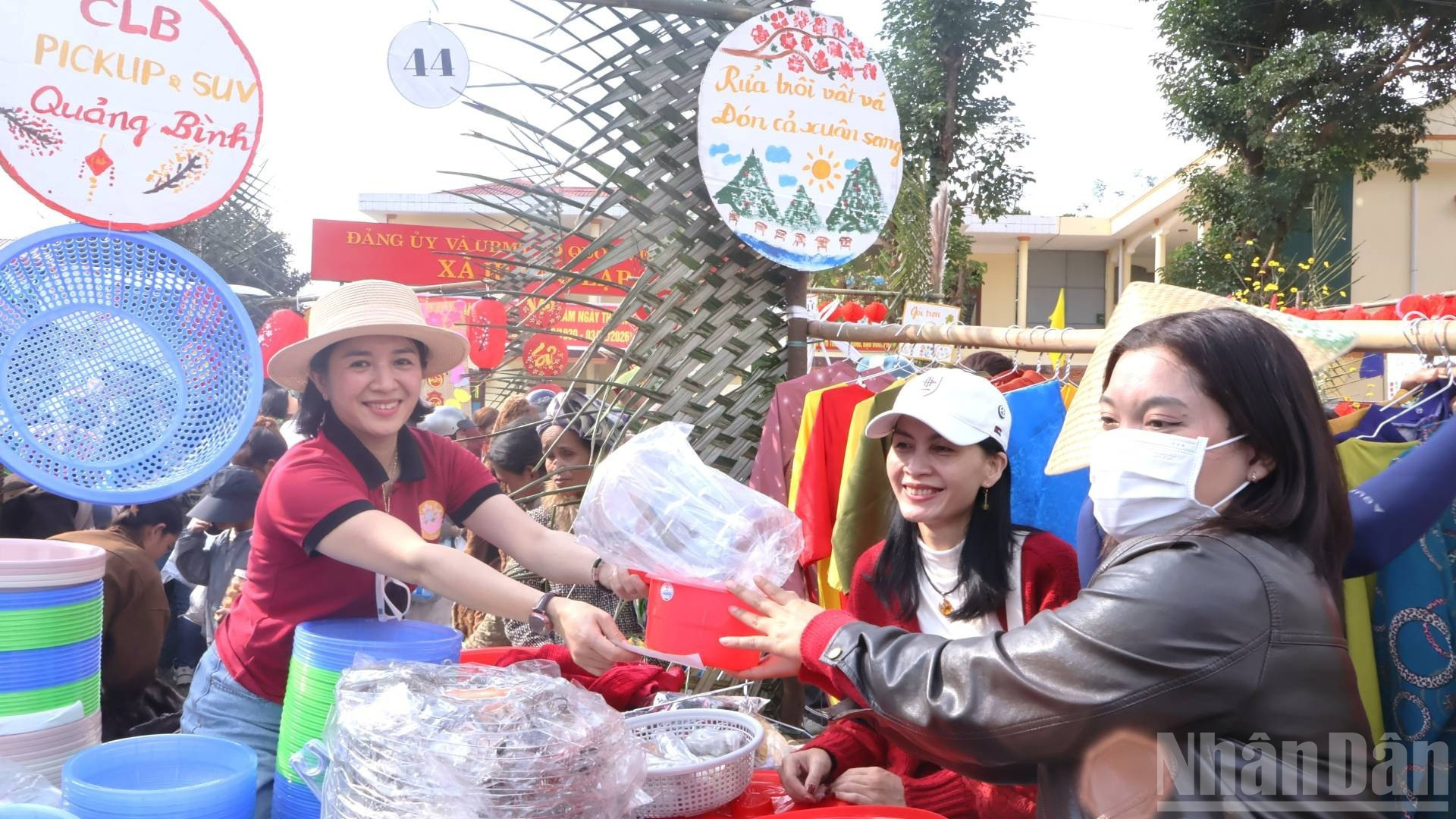 L’édition 2026 du marché solidaire a réuni près de 100 organismes, institutions et entreprises, proposant 44 stands et une valeur totale de dons estimée à près de 900 millions de dôngs. Les produits offerts couvraient l’essentiel : nourriture, vêtements, couvertures, matériel scolaire, livres, ou encore décorations du Têt.