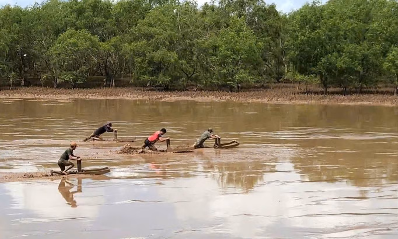 Des pêcheurs locaux s’affrontent sur la piste de course de mong sur la vasière de Mo O, commune de Tran De, ville de Can Tho.