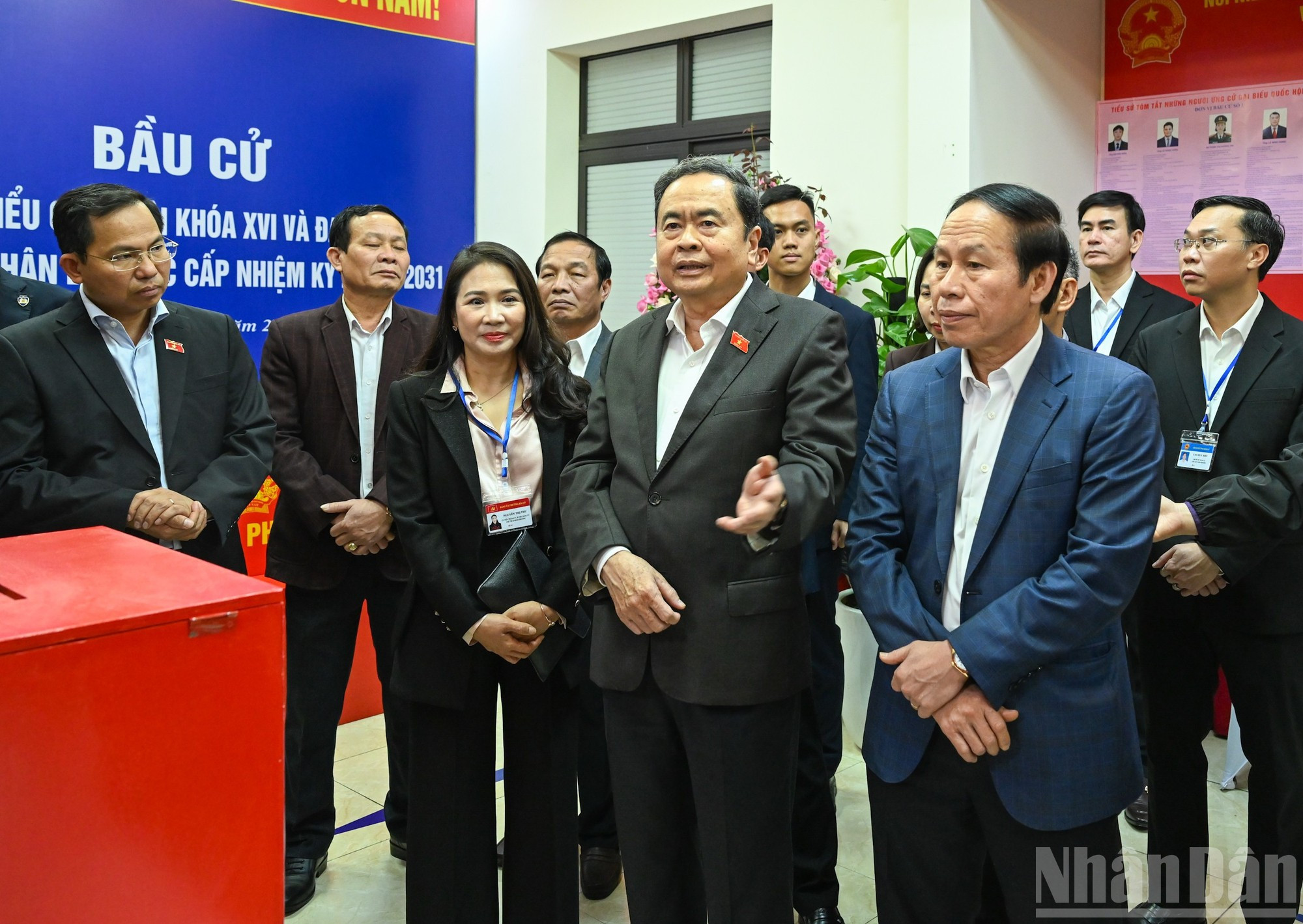 Le président de l’Assemblée nationale Tran Thanh Man, président du Conseil électoral national, inspecte les préparatifs électoraux dans le quartier de Hai An, à Hai Phong. (Photo : Duy Linh)