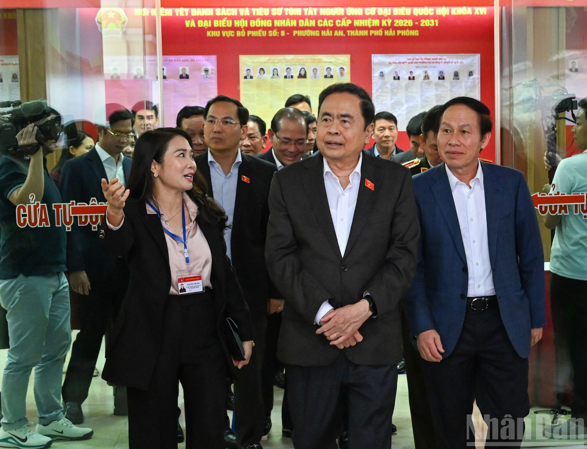 Le président de l’Assemblée nationale Tran Thanh Man, président du Conseil électoral national, inspecte les préparatifs électoraux dans le quartier de Hai An, à Hai Phong. (Photo : Duy Linh)