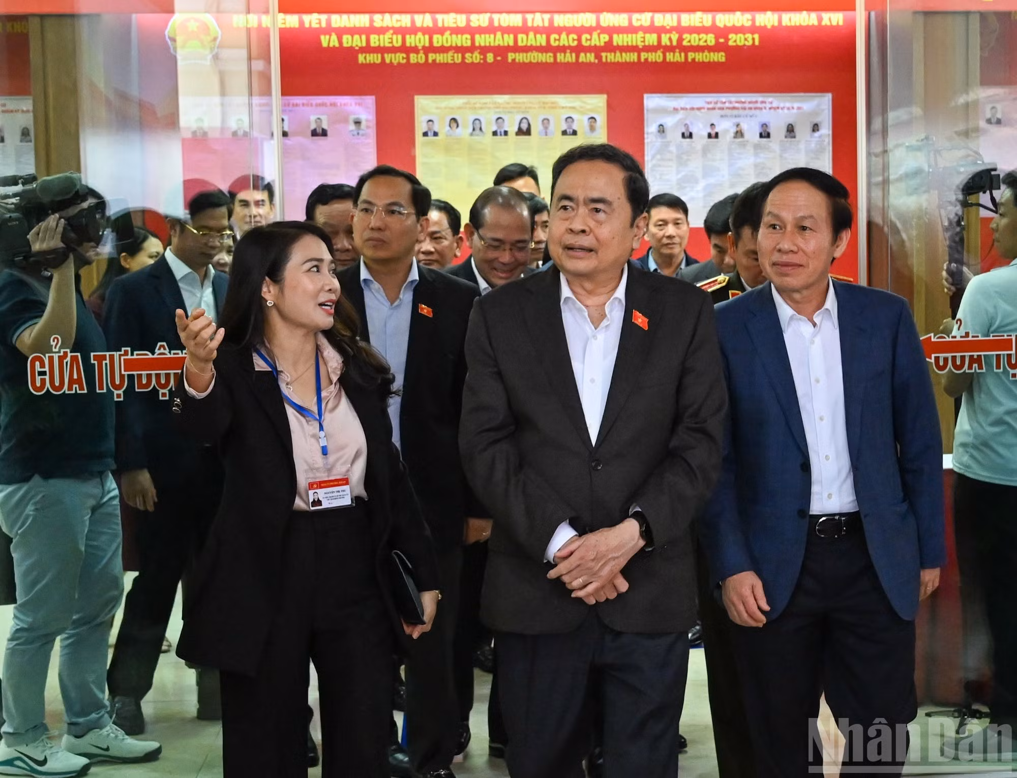 Le président de l’Assemblée nationale Tran Thanh Man, président du Conseil électoral national, inspecte les préparatifs électoraux dans le quartier de Hai An, à Hai Phong. (Photo : Duy Linh)