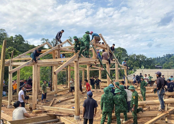 Main dans la main avec la communauté locale, les gardes-frontières de Na Bung se sont mobilisés pour bâtir une maison destinée à une famille dans le besoin. Photo : VNA. Main dans la main avec la communauté locale, les gardes-frontières de Na Bung se sont mobilisés pour bâtir une maison destinée à une famille dans le besoin. Photo : VNA.