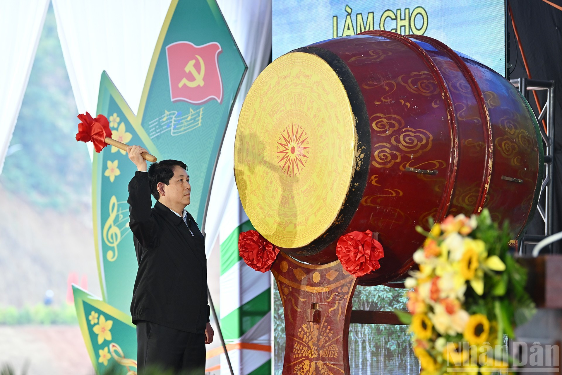 Le Président Luong Cuong frappe le tambour pour lancer officiellement la « Fête de plantation d’arbres en mémoire du Président Hô Chi Minh » – Printemps Binh Ngo.