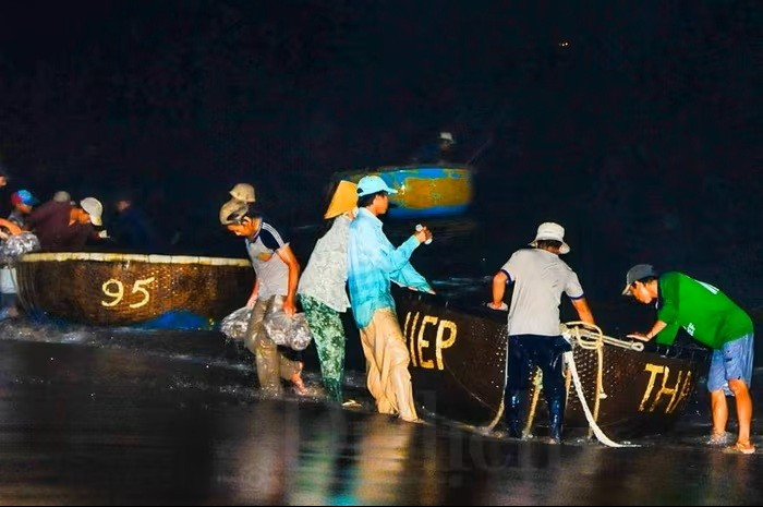 Les pêcheurs ramènent poissons et crevettes fraîchement pêchés. 4.jpg
