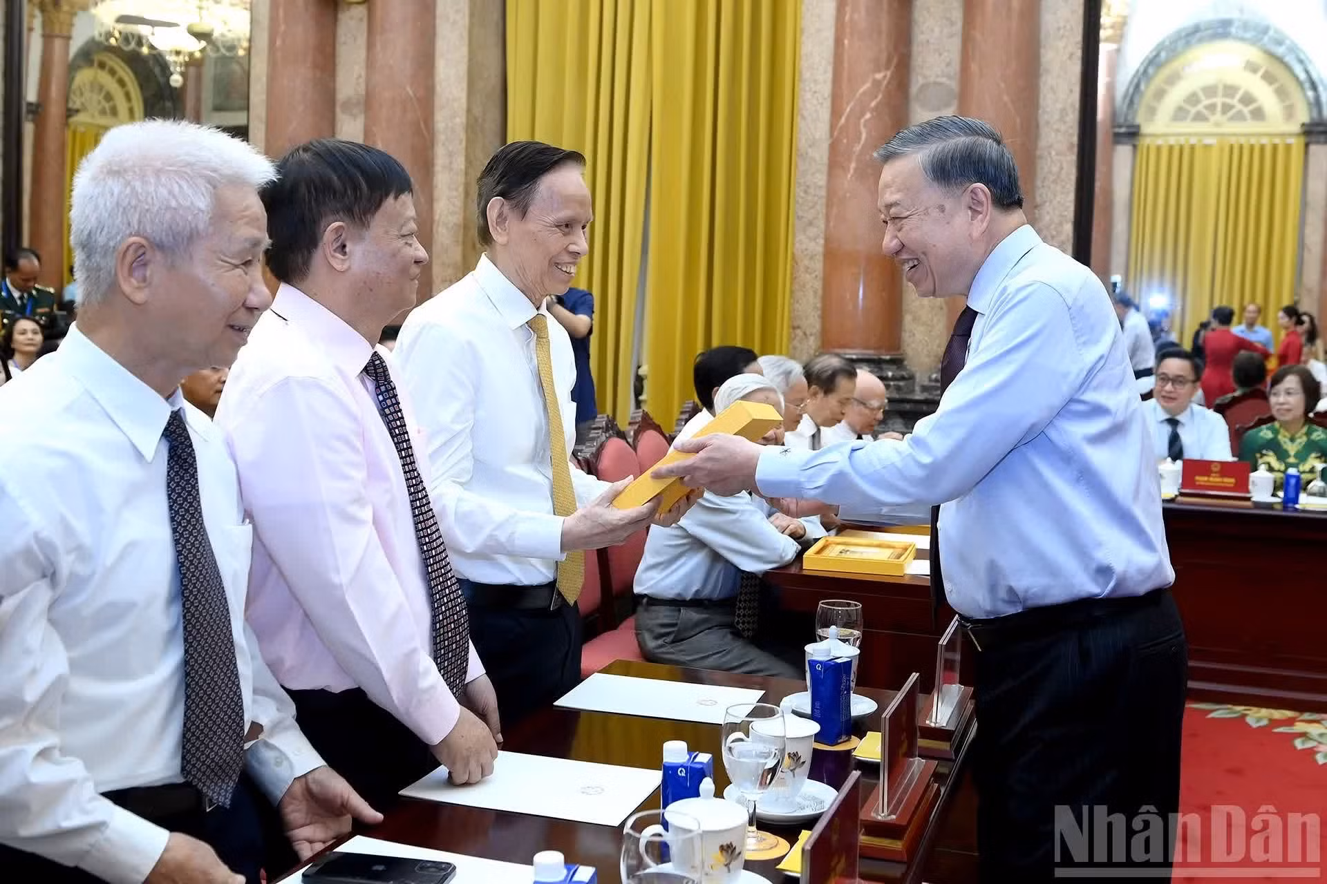 Le secrétaire général du Parti communiste vietnamien et président de la République, To Lam, remet des cadeaux commémoratifs aux journalistes distingués.