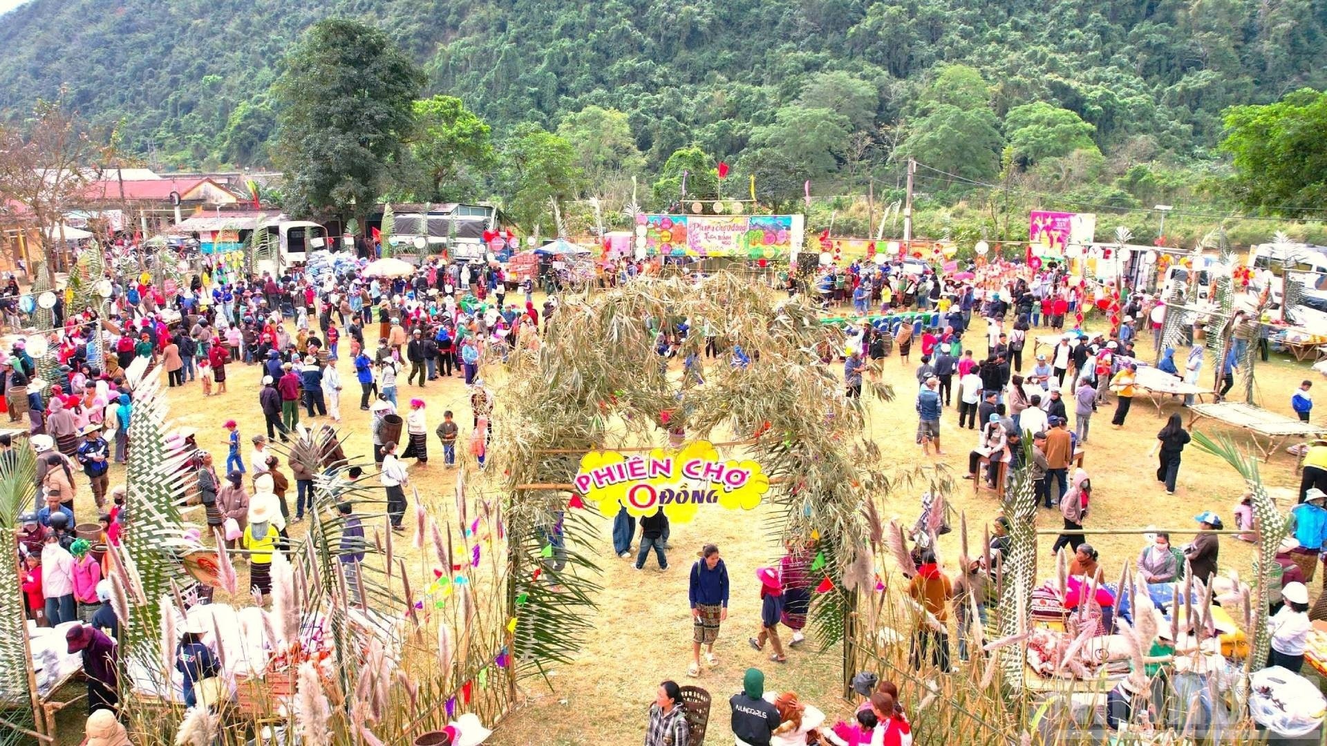 C’est la première fois que ce marché solidaire est organisé dans la commune de Huong Lap, avec la participation des soldats du poste-frontière local. L’événement a attiré non seulement de nombreux vietnamiens, mais aussi des villageois venus du district de Seponh, au Laos.