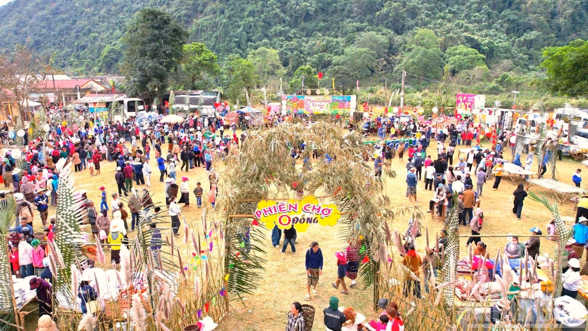C’est la première fois que ce marché solidaire est organisé dans la commune de Huong Lap, avec la participation des soldats du poste-frontière local. L’événement a attiré non seulement de nombreux vietnamiens, mais aussi des villageois venus du district de Seponh, au Laos.