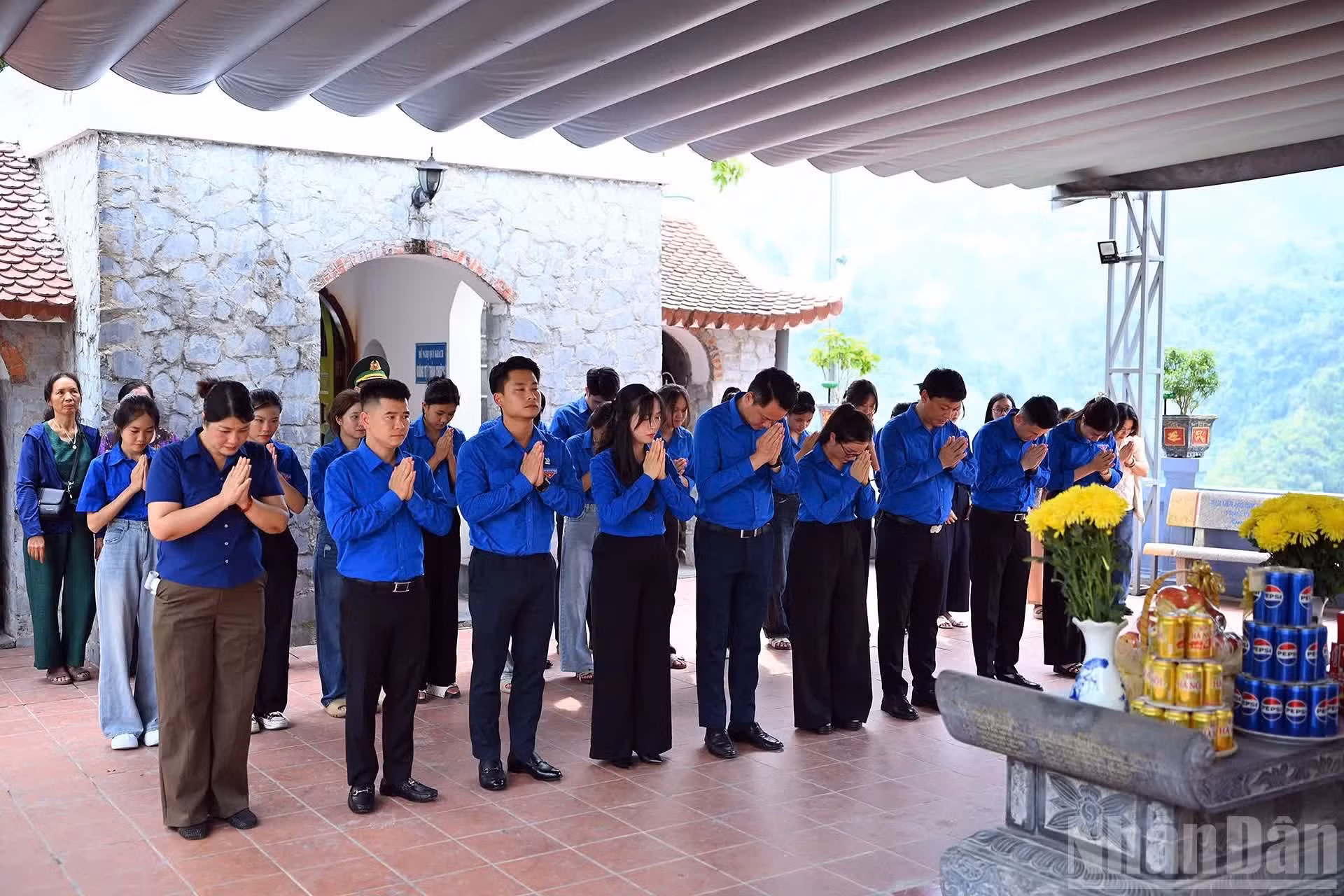 Avant cette visite, la délégation avait déposé des fleurs et de l'encens au mémorial dédié aux soldats tombés sur le front de Vi Xuyen, situé sur la cote 468, où les participants ont observé une minute de recueillement en hommage à ceux qui ont perdu la vie pour l'indépendance et la souveraineté du pays.