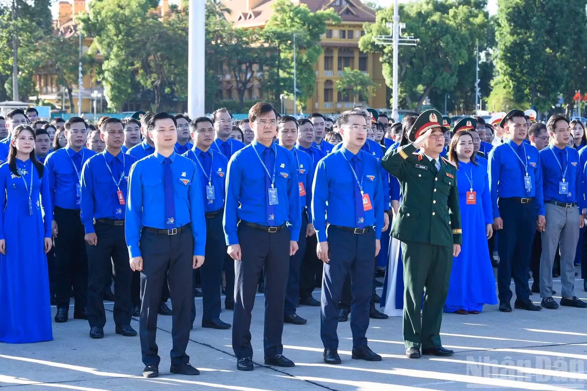 Le Secrétariat du Comité central de l’Union de la jeunesse et les délégués participent à la cérémonie d’hommage avant de se recueillir au mausolée du Président Hô Chi Minh.