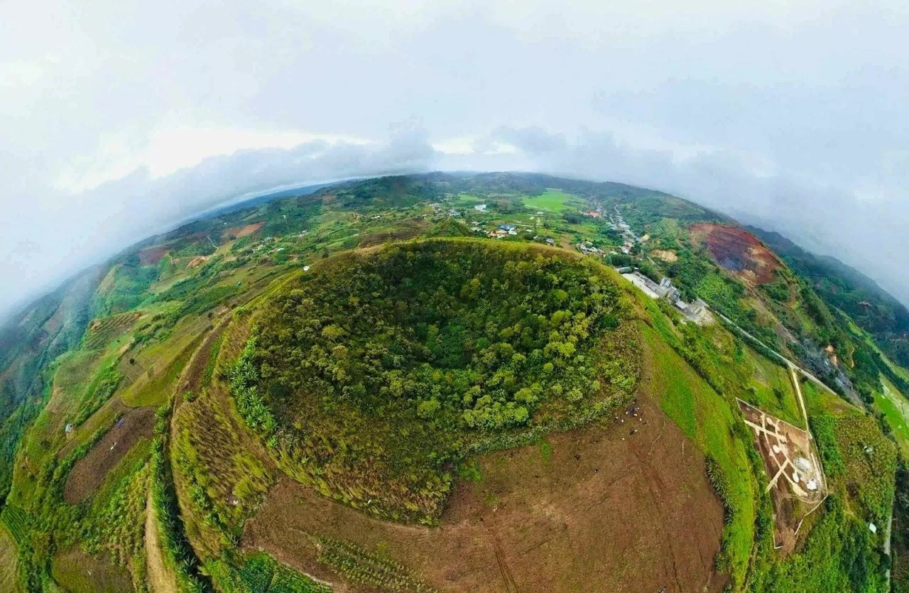 Au-delà de sa valeur géologique, le volcan Nam Kar est étroitement lié à la vie culturelle des communautés autochtones telles que les M’nong et les E De. Photo : Thanh Nien. 3.jpg