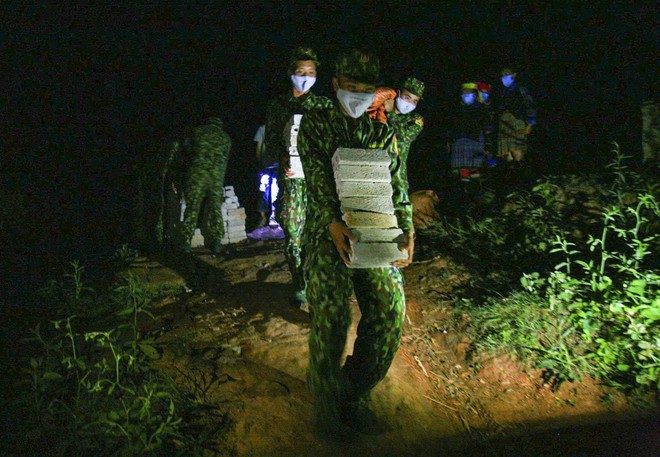 De nuit, des soldats du poste de garde-frontière de Na Bung acheminent des matériaux de construction, s'engageant à offrir un foyer aux familles les plus défavorisées de la région. Photo : VNA. De nuit, des soldats du poste de garde-frontière de Na Bung acheminent des matériaux de construction, s'engageant à offrir un foyer aux familles les plus défavorisées de la région. Photo : VNA.