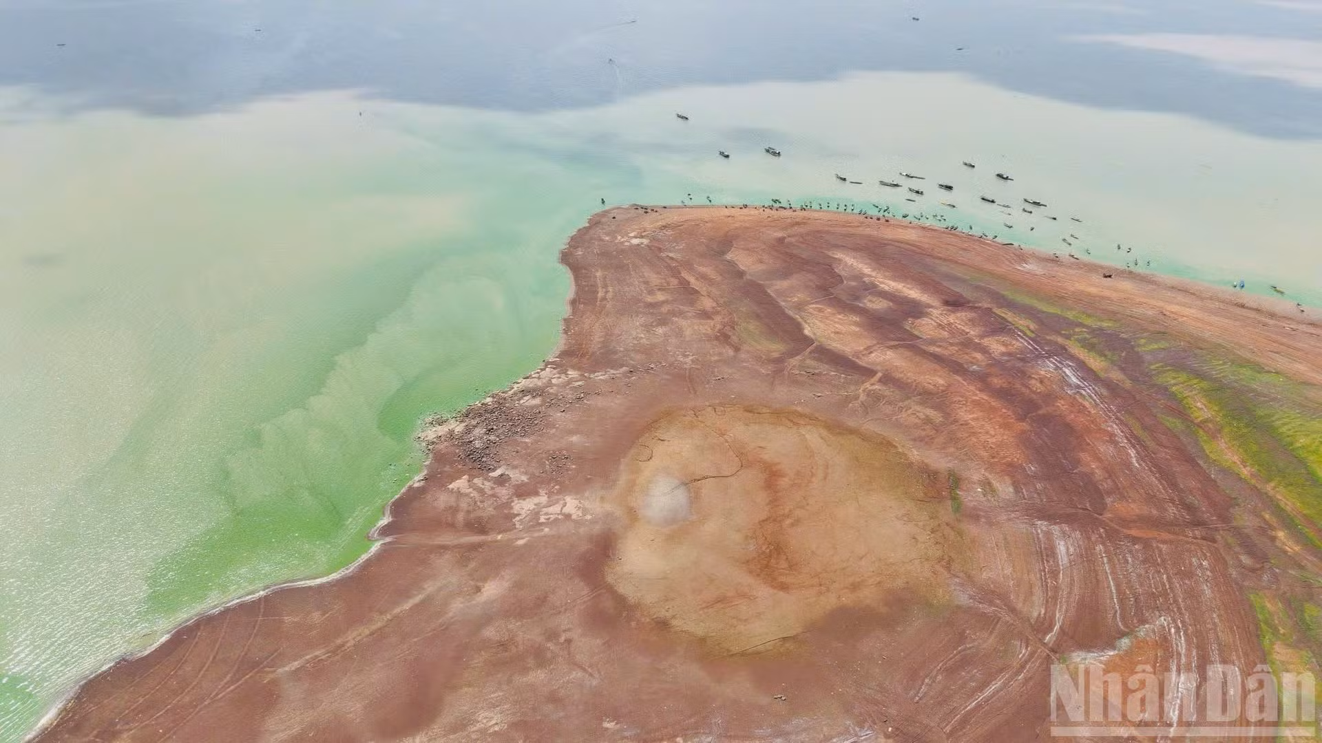 Le lac Tri An pendant la saison des basses eaux.