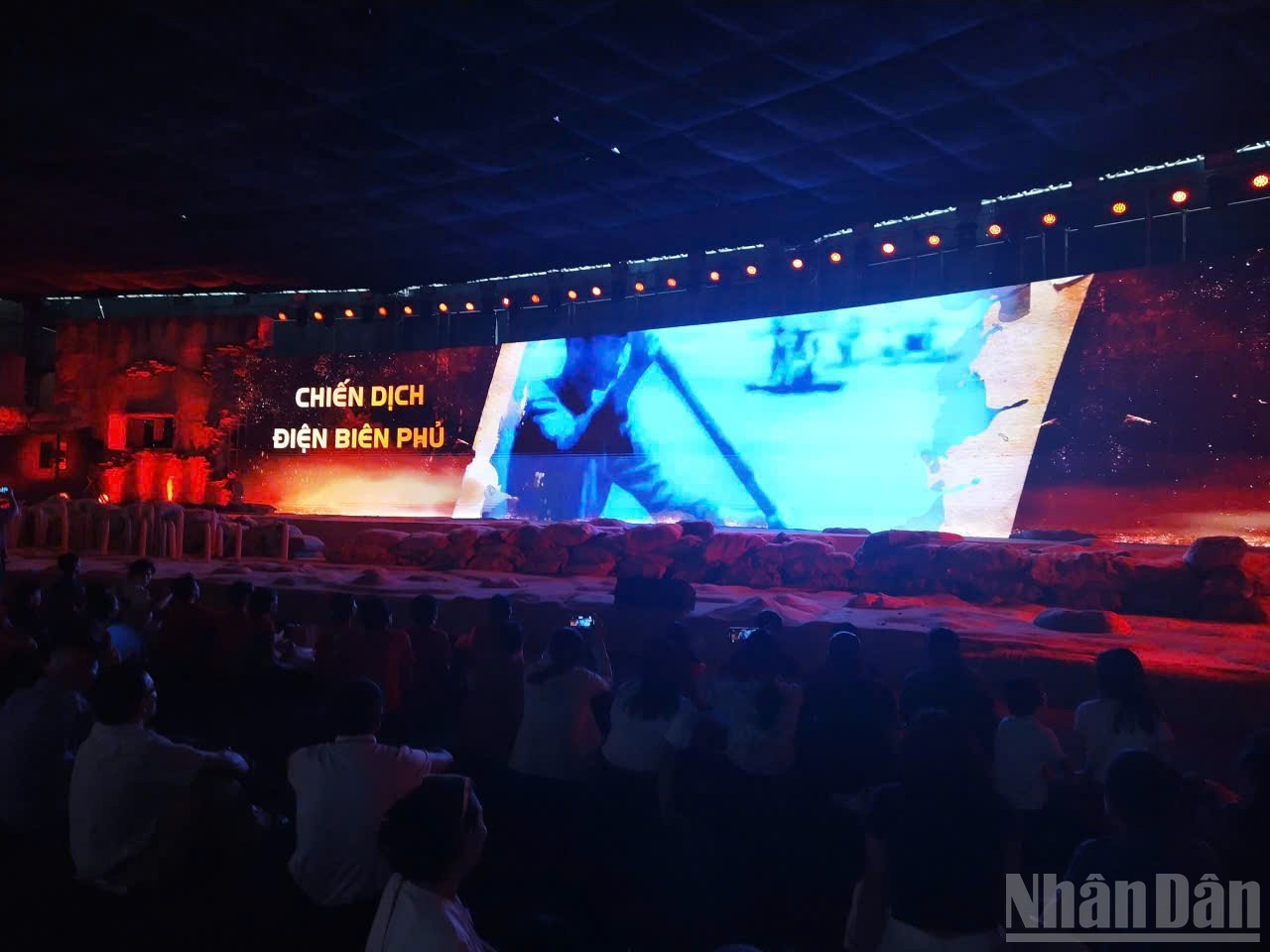 La campagne de Dien Bien Phu de 1954 est recréée sous forme de spectacle immersif mêlant comédiens, jeux de lumière et technologies numériques. Une reconstitution vivante et fidèle de l’histoire, qui attire un large public de visiteurs. 4-6778.jpg