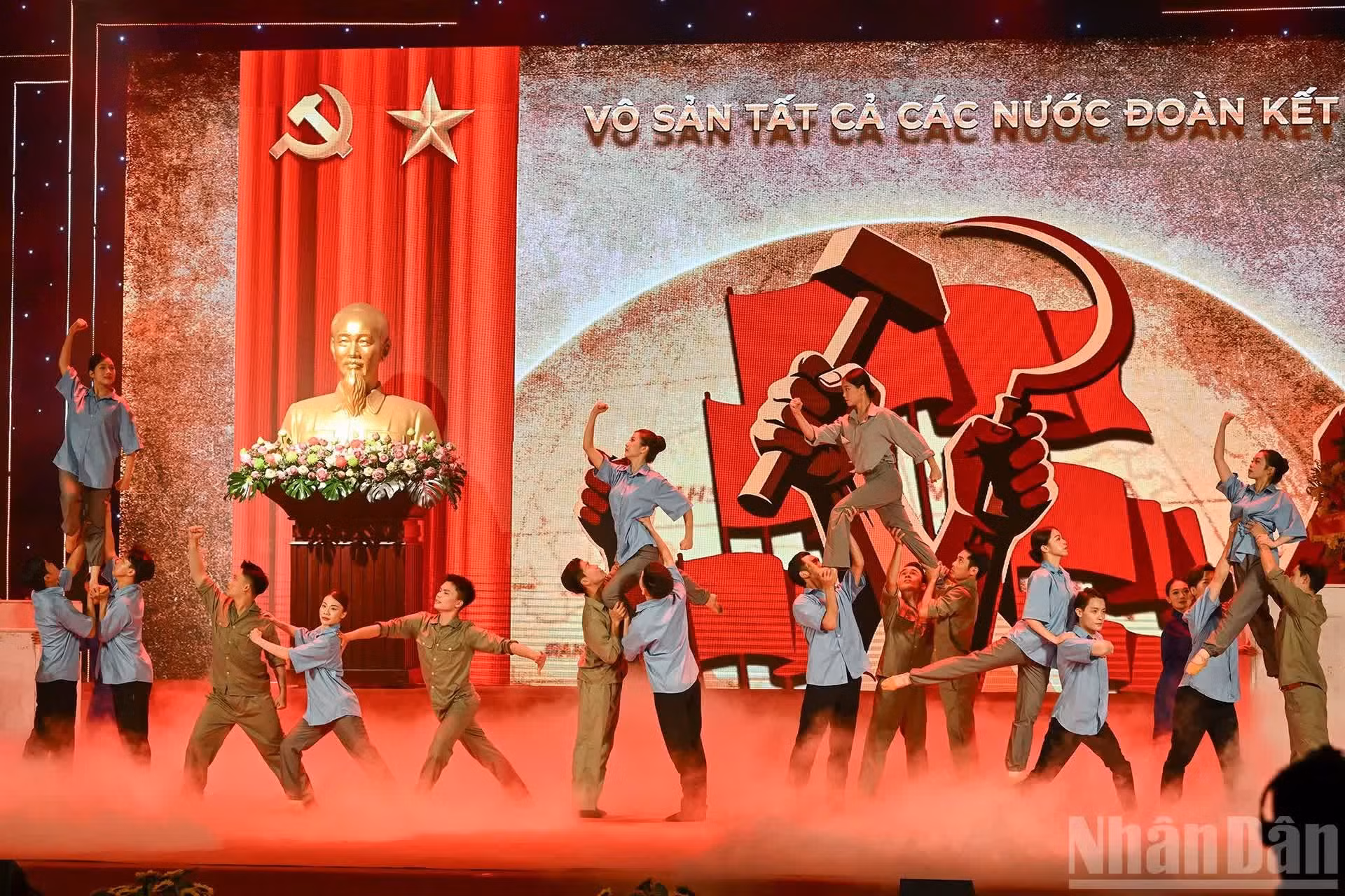 Programme artistique célébrant l’événement.