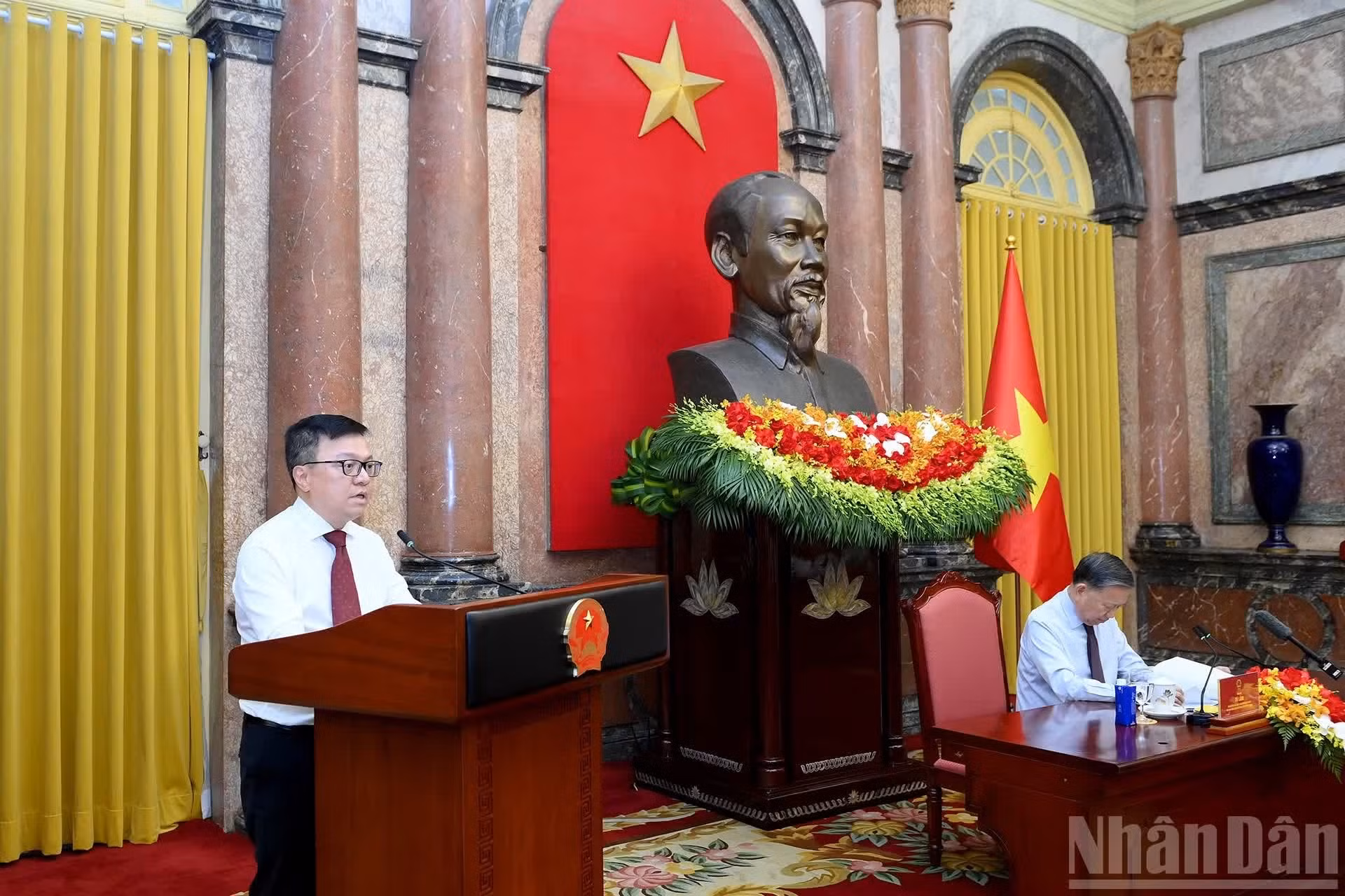 Le Quoc Minh, membre du Comité central du Parti, rédacteur en chef du journal Nhân Dân, chef adjoint de la Commission centrale de la Propagande, de l’Éducation et de la Mobilisation de masse, et président de l’Association des journalistes du Vietnam, prend la parole lors de la rencontre.