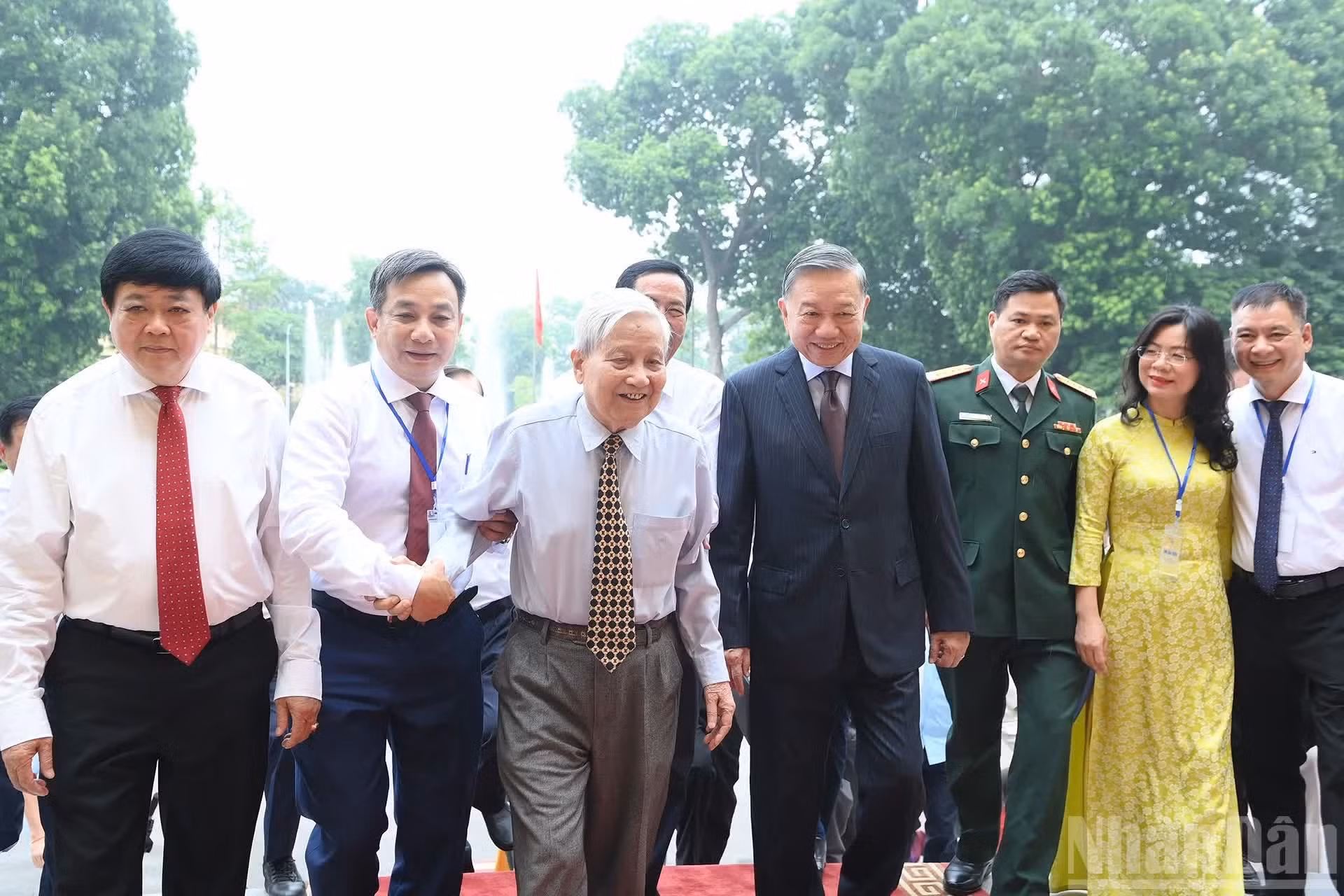 Le secrétaire général du Parti communiste vietnamien et président de la République, To Lam, et les journalistes distingués.