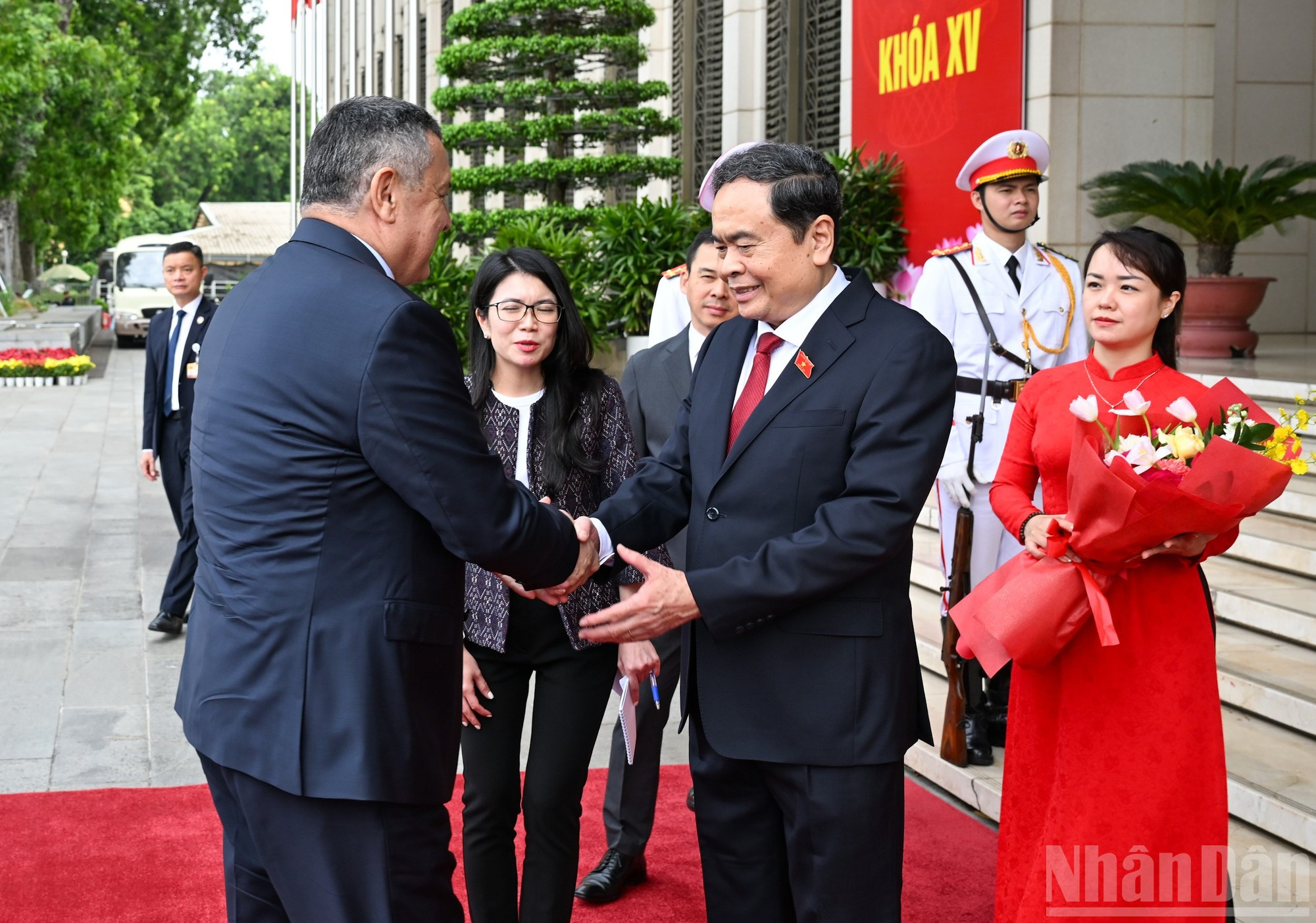 Le président de l’AN Tran Thanh Man accueille solennellement son homologue ouzbek devant le bâtiment de l’Assemblée nationale. 1.jpg