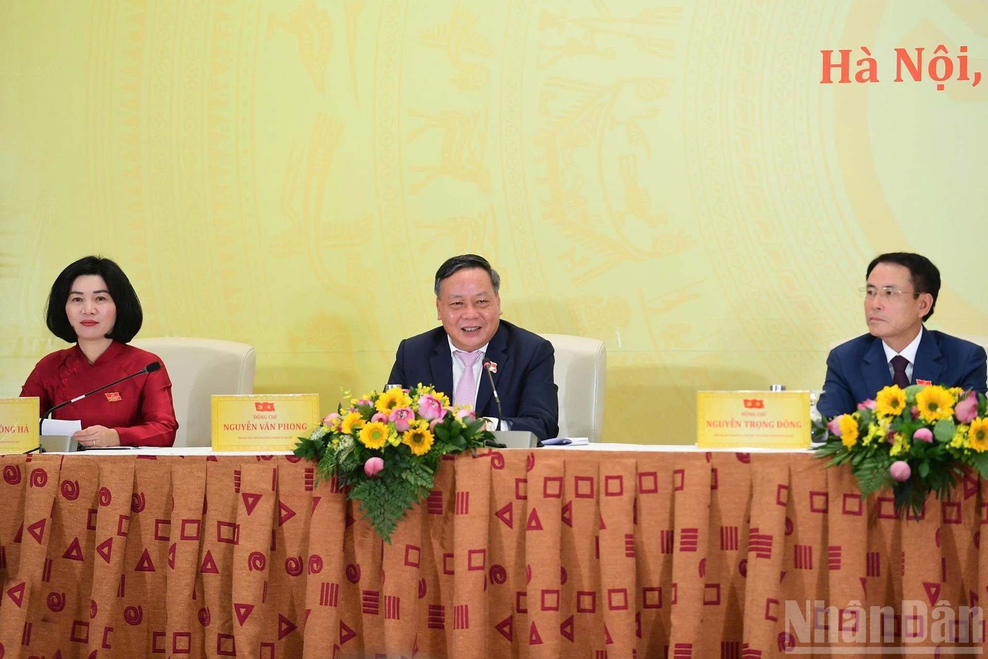 Nguyen Van Phong, secrétaire adjoint permanent du Comité municipal, répond aux questions des journalistes. 14.jpg