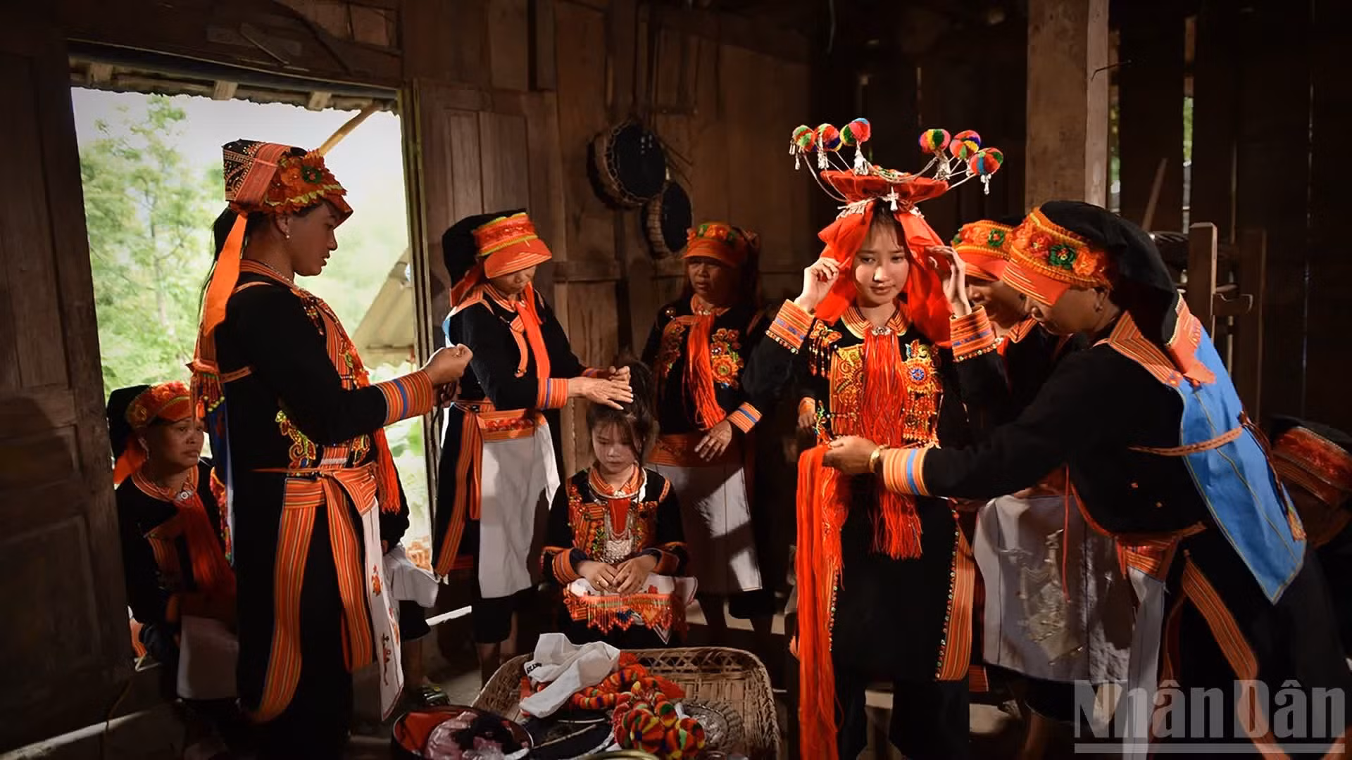 Une signature distinctive du costume nuptial des femmes Dao Tuyển. (Photo : Vu Linh)