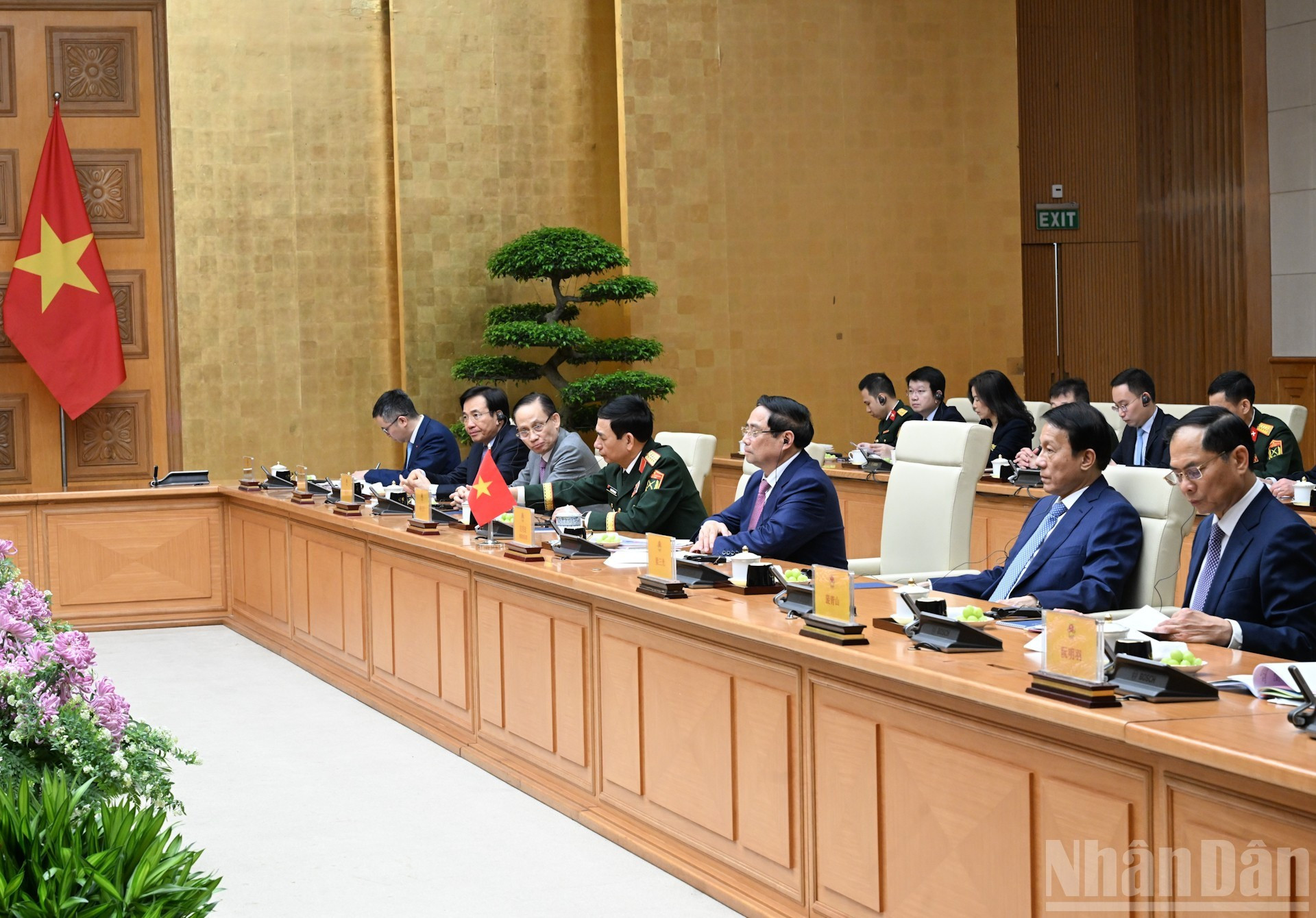 Vietnamese government members meeting