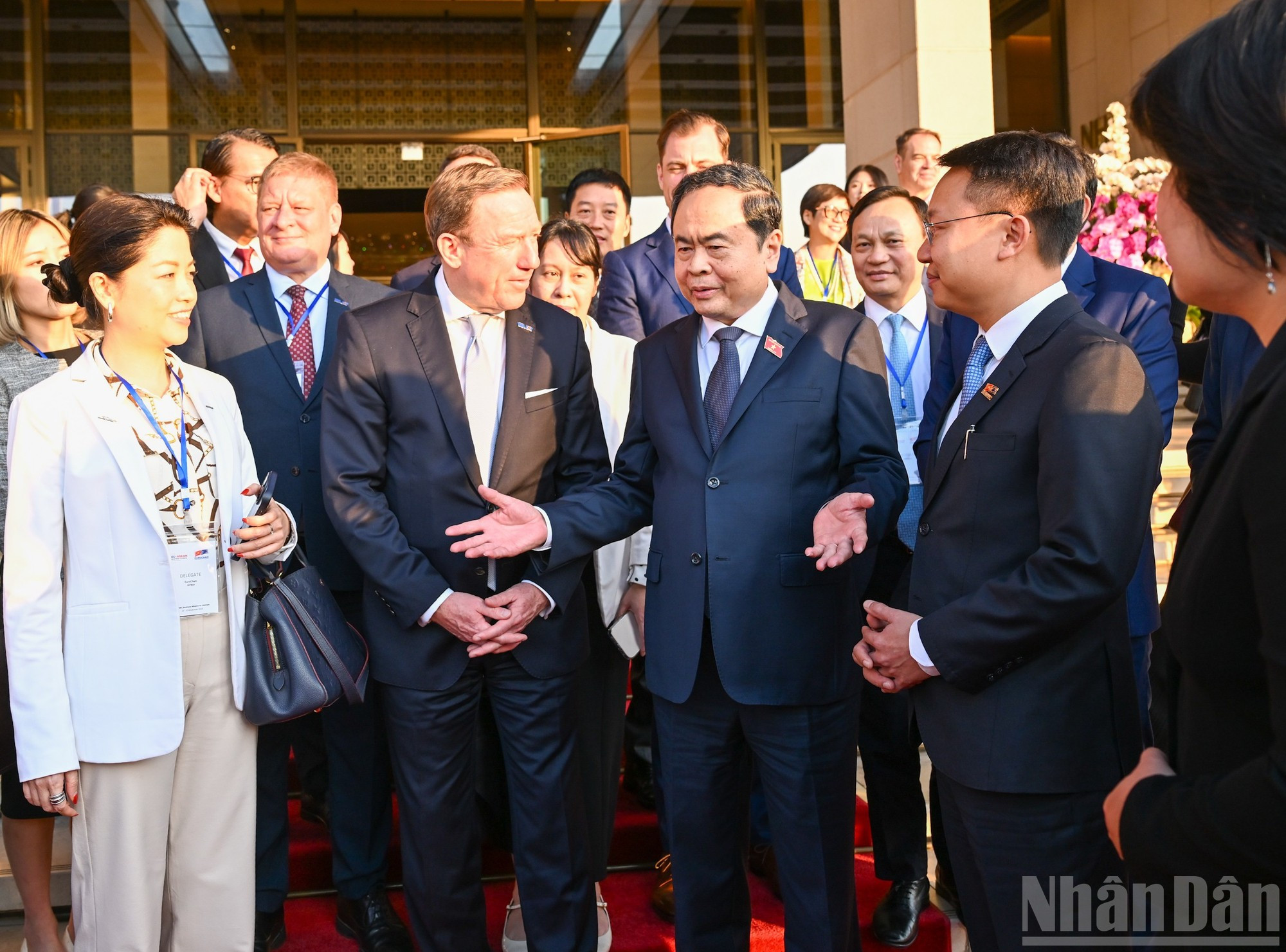Le président de l’Assemblée nationale, Tran Thanh Man échange avec des membres de la délégation d’entreprises du Conseil des affaires Europe–ASEAN. Photo : Duy Linh.