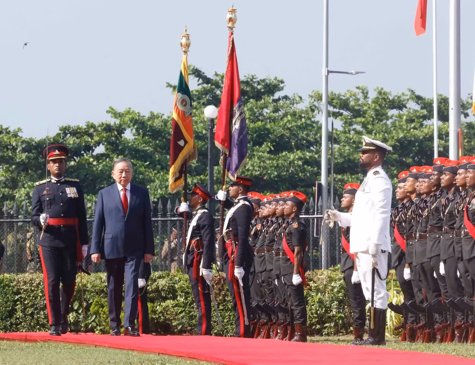 Le Secrétaire général et Président To Lam passe en revue la garde d’honneur.