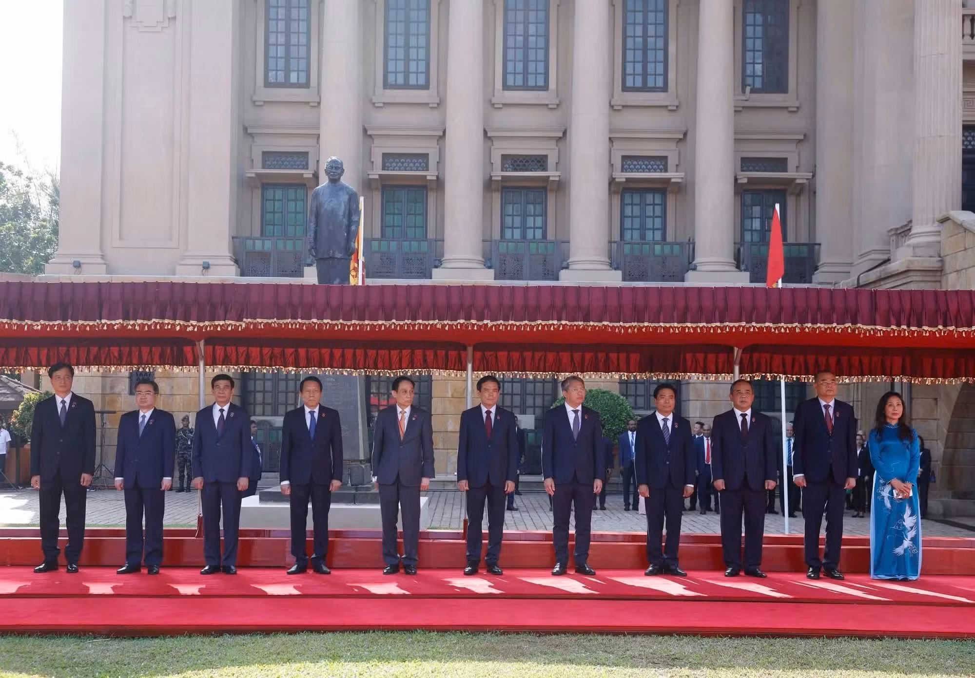 La délégation vietnamienne de haut niveau participe à la cérémonie d’accueil.