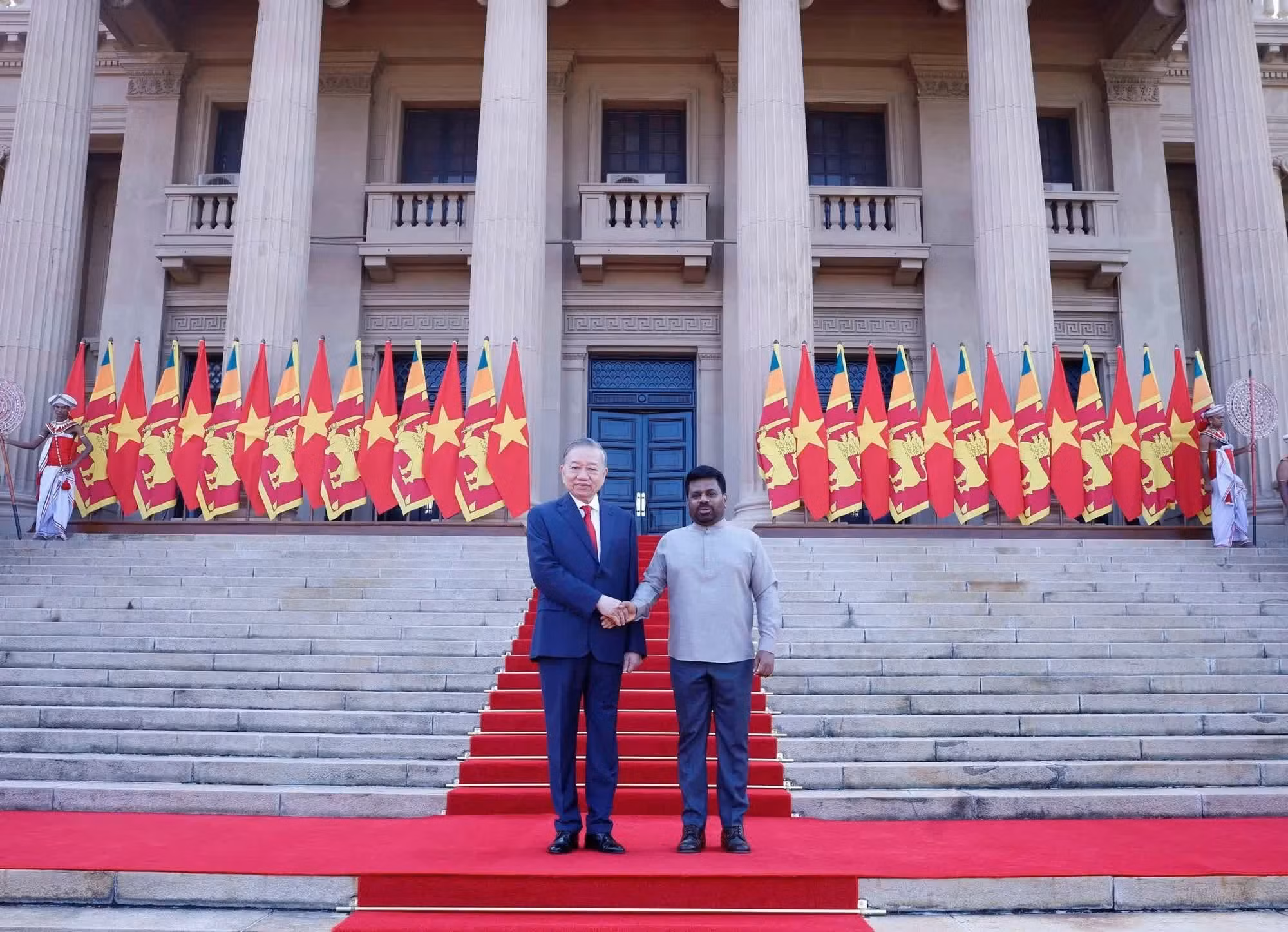 Le président sri-lankais Anura Kumara Dissanayake accueille le dirigeant vietnamien To Lam.