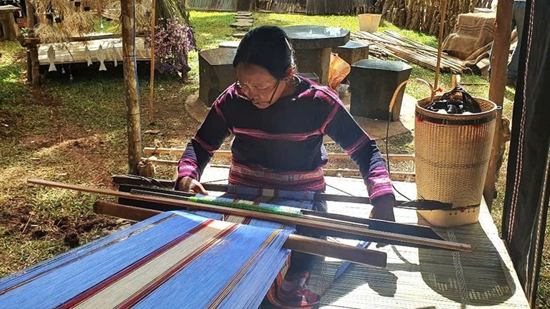 Les Jrai préservent leur art du tissage traditionnel pour le faire découvrir aux visiteurs. 2.jpg