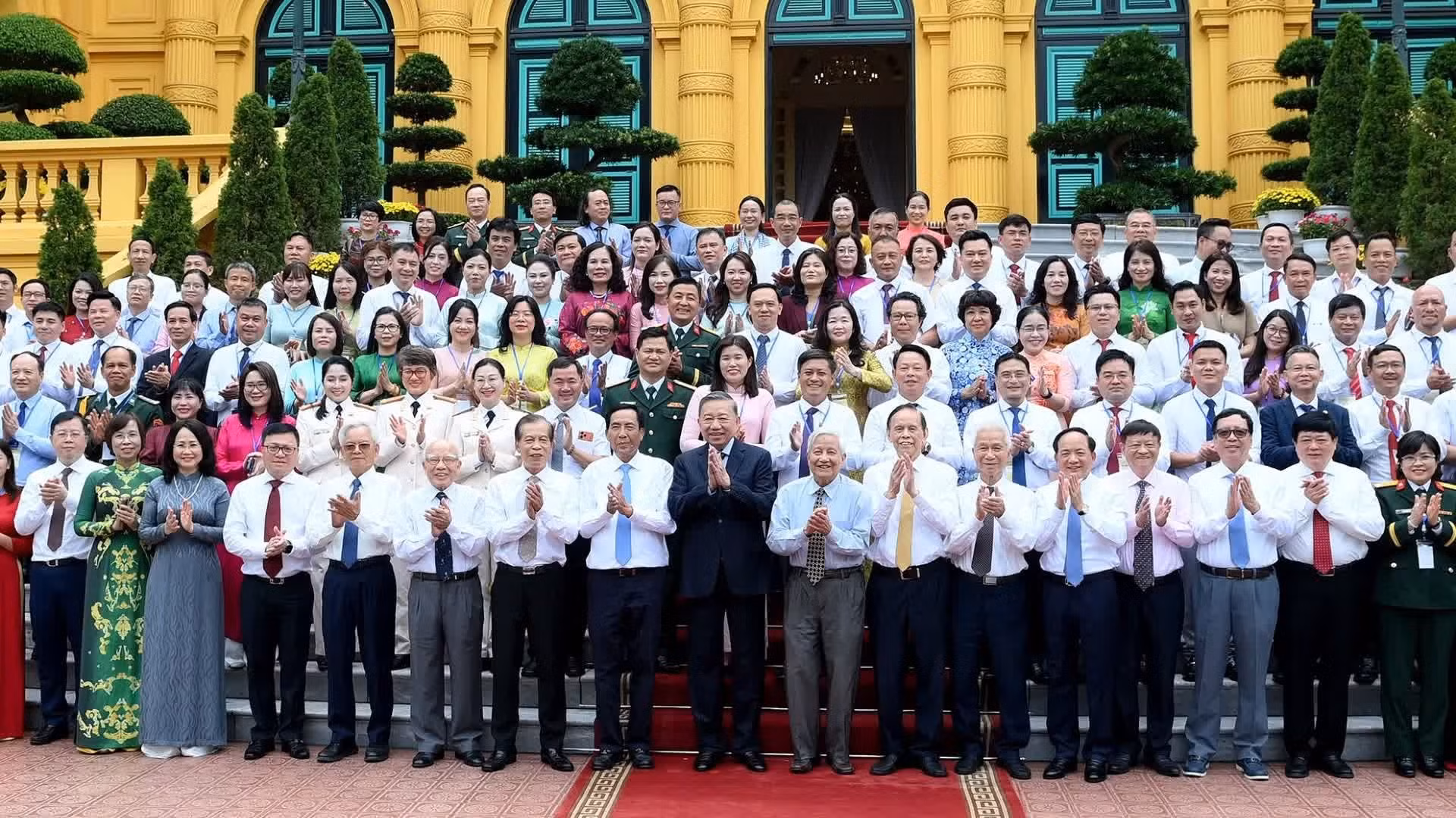 Le secrétaire général du Parti communiste vietnamien et président de la République, To Lam, rencontre 101 journalistes éminents, lauréats du Prix national de la presse, à l’occasion du 101e anniversaire de la Journée de la presse révolutionnaire vietnamienne (21 juin 1925 - 21 juin 2026).
