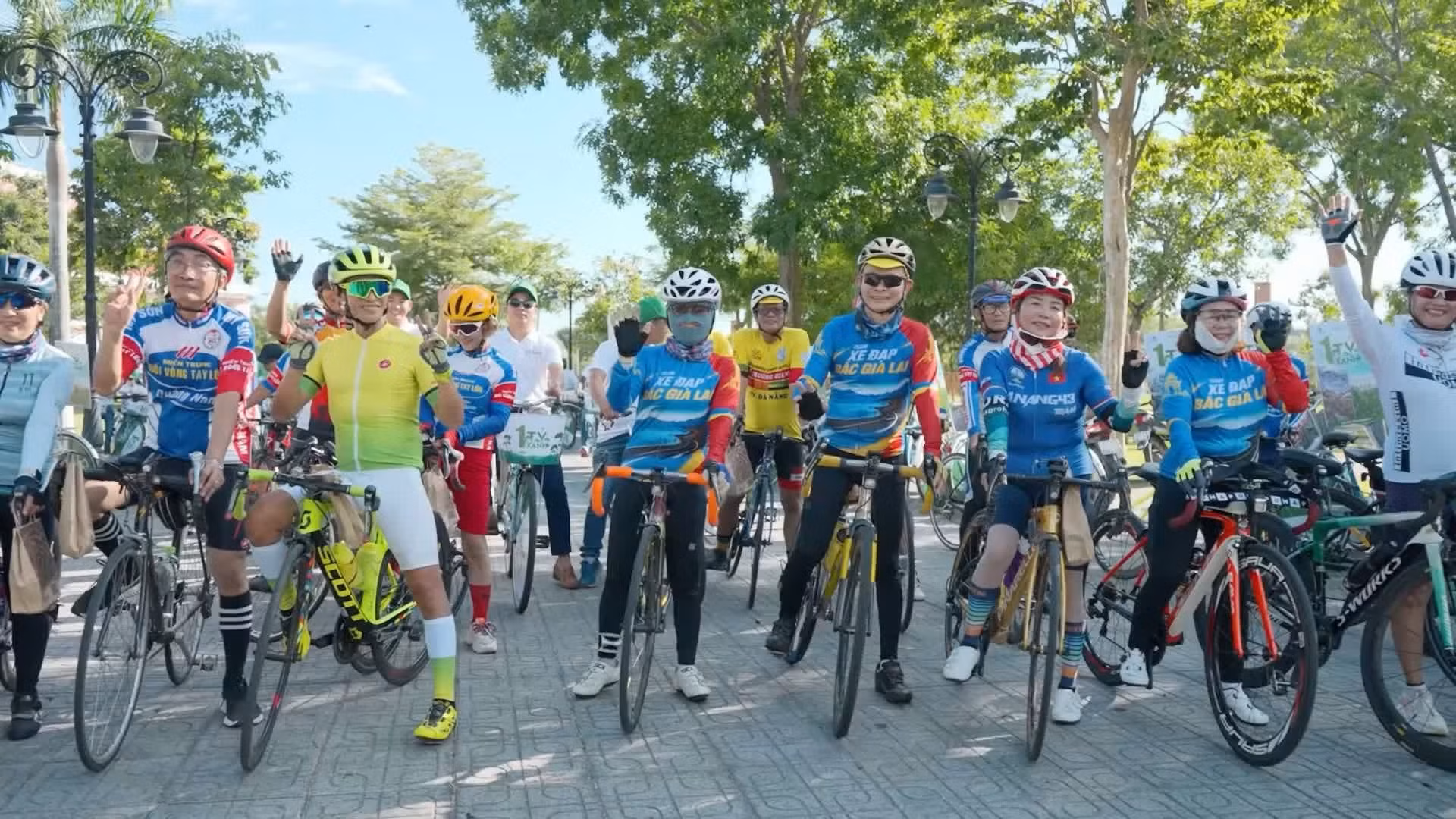 Les participants ont l’occasion de rencontrer d’autres passionnés de protection de l’environnement tout en découvrant les paysages naturels, les espaces patrimoniaux et les villages artisanaux emblématiques de Hoi An.