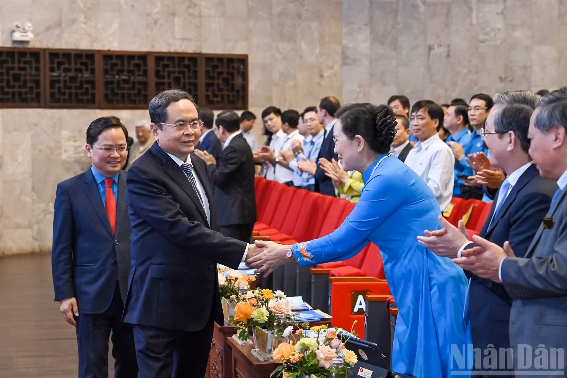 Le président de l’Assemblée nationale Tran Thanh Man avec les délégués lors de la cérémonie.