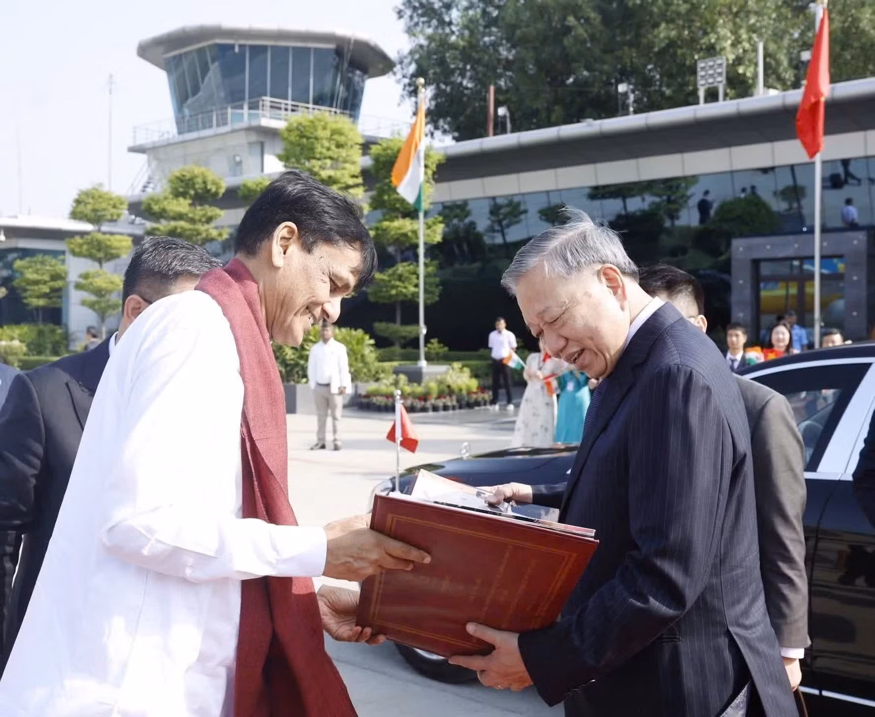 Des représentants du gouvernement indien remettent solennellement au secrétaire général et président To Lam un album photographique retraçant les activités de sa visite officielle à New Delhi.