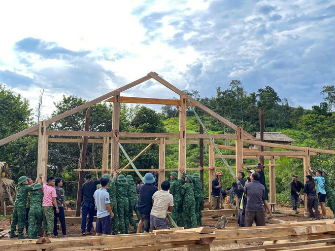 Au-delà de leur mission de surveillance, les gardes-frontières sont devenus les artisans de l'espoir en érigeant une maison pour une famille démunie, un geste fort de solidarité. Photo : VNA. Au-delà de leur mission de surveillance, les gardes-frontières sont devenus les artisans de l'espoir en érigeant une maison pour une famille démunie, un geste fort de solidarité. Photo : VNA.
