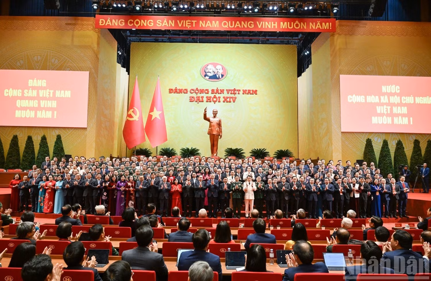 Le Comité central du Parti communiste du Vietnam du XIVe mandat se présente.