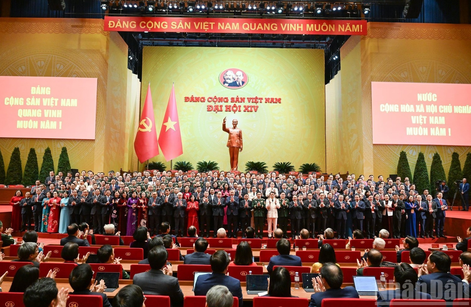Le Comité central du Parti communiste du Vietnam du XIVe mandat se présente.