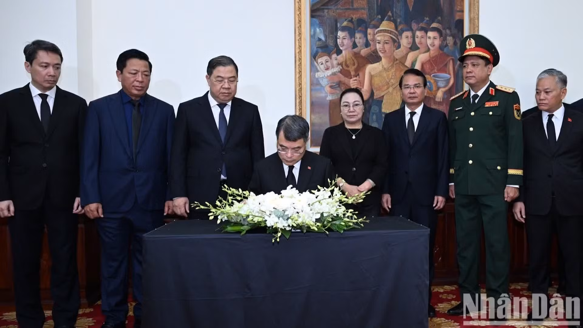 Le Premier ministre Le Minh Hung signe le registre de condoléances en hommage à Xaysomphone Phomvihane, président de l’Assemblée nationale du Laos.