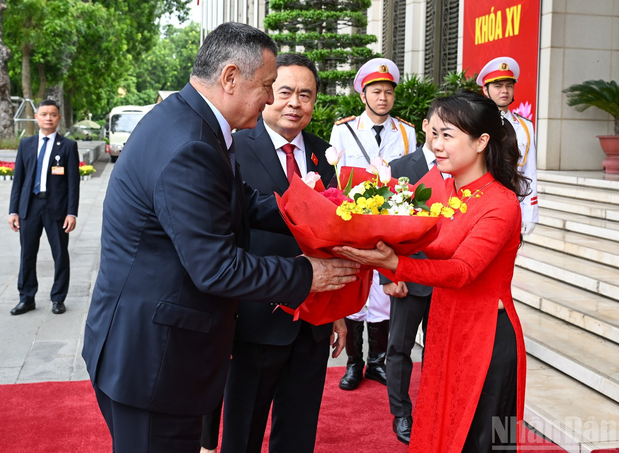 Des membres du bureau de l’Assemblée nationale vietnamienne offrent un bouquet de bienvenue au président de la Chambre législative, Nuriddin Ismoilov. 2.jpg